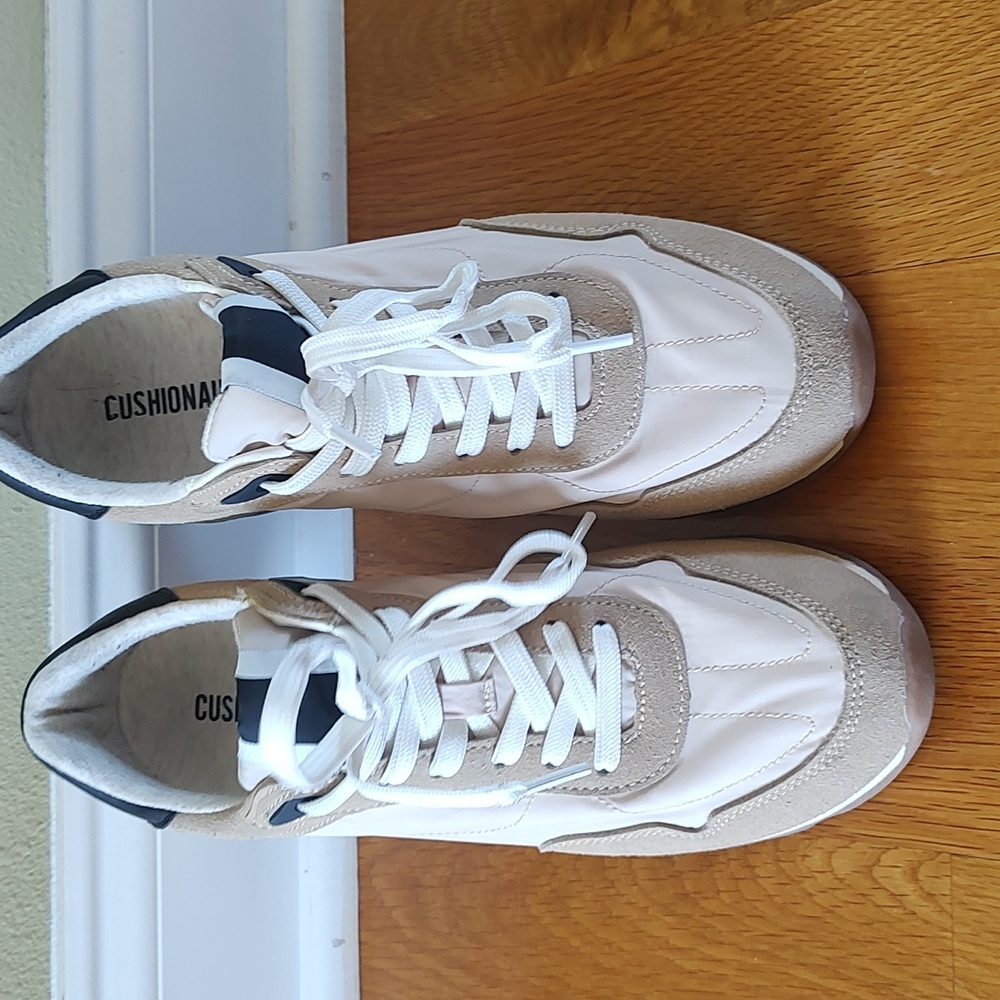 Cushionaire Sneakers
